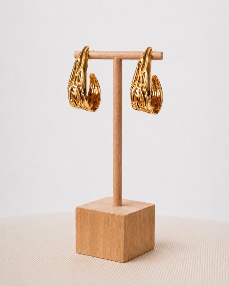Dokulu Kıvrımlı Gold Küpe